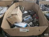 une boîte en carton remplie d'appareils électroniques et d'autres articles