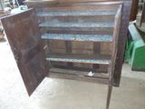 une vieille armoire en bois dont la porte est ouverte