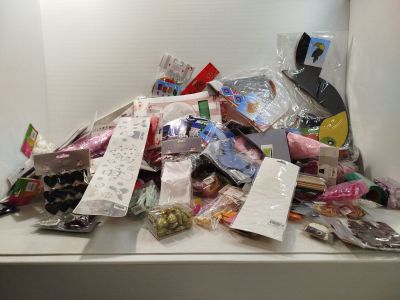 un tas de bonbons et d'emballages de bonbons sur un comptoir