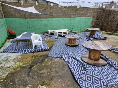 Quatre chaises en PVC blanc, un fauteuil ajouré en PVC orang…