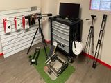 une photo d'un garage avec des outils et du matériel