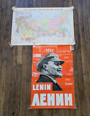 deux affiches de Lénine et une carte accrochées au mur