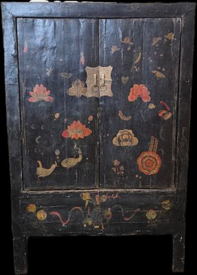 Petite armoire en bois laqué noir à décor de fleurs, insecte…