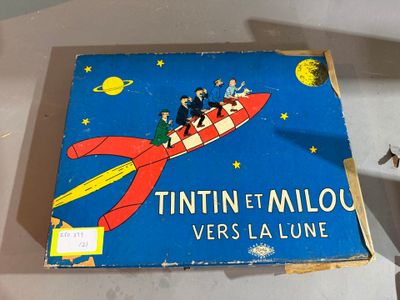 une boîte sur laquelle figure l'image d'un groupe de personnes à bord d'une fusée