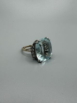 Gros plan sur une bague ornée d'une topaze bleue