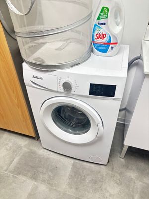 un lave-linge et un sèche-linge placés l'un à côté de l'autre