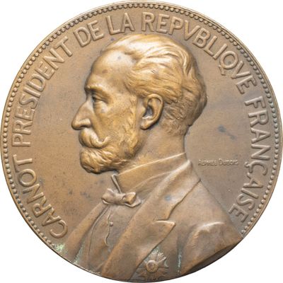 une image représentant une pièce de monnaie en bronze sur laquelle figure le visage d'un homme