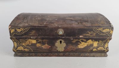 une petite boîte en bois avec un dessin