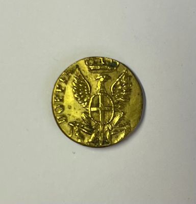 l'image d'une pièce d'or posée sur une surface blanche