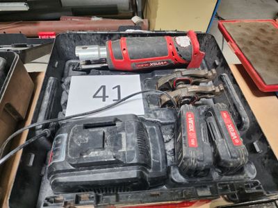 une boîte d'outils posée sur une table