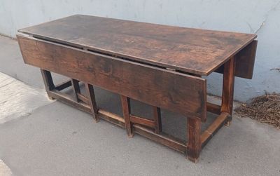 une vieille table en bois avec un tiroir en dessous