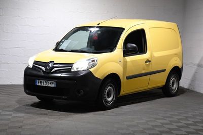 La petite camionnette jaune est garée dans une grande pièce.