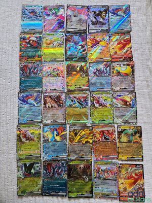 une pile de cartes pokemon posée sur une table