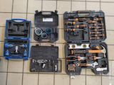 de nombreux outils dans la mallette posée sur le sol