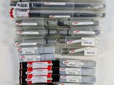 tout un tas de stylos qui traînent dans un sac