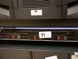 un rack sur lequel sont posés tout un tas d'appareils électroniques