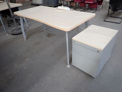 un bureau avec un classeur au milieu d'une pièce