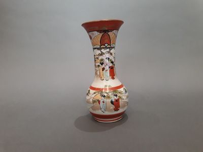 Japon; Vase à long col en porcelaine à décor de scènes animé…