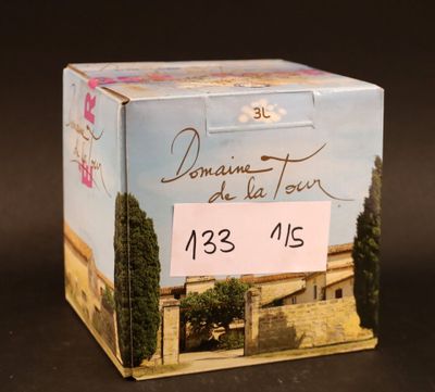 une petite boîte sur laquelle figure l'image d'un bâtiment