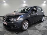 La Dacia grise est garée dans une pièce au sol carrelé en damier.
