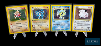 Quatre cartes Pokémon sont alignées les unes à côté des autres sur un fond noir.