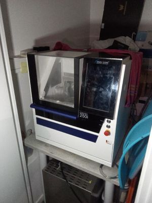 un micro-ondes posé sur une étagère dans une pièce