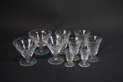 six verres à vin transparents posés sur une table noire