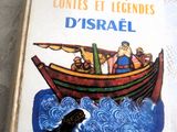 un livre sur lequel figure l'image d'un homme dans un bateau sur l'eau