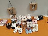 beaucoup de peluches posées sur une table recouverte de draps orange