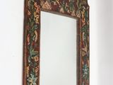 un miroir accroché au mur d'une pièce