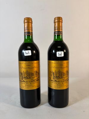 deux bouteilles de vin posées l'une à côté de l'autre sur une table