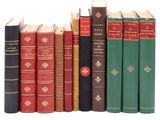 de nombreux livres alignés les uns à côté des autres sur une étagère