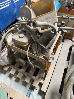 une photo montrant un tas de vieux outils posés sur une palette