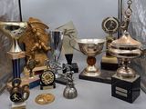 tout un tas de trophées posés sur une table
