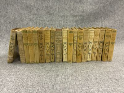une pile de vieux livres posés les uns sur les autres