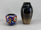 deux vases posés l'un à côté de l'autre sur une table
