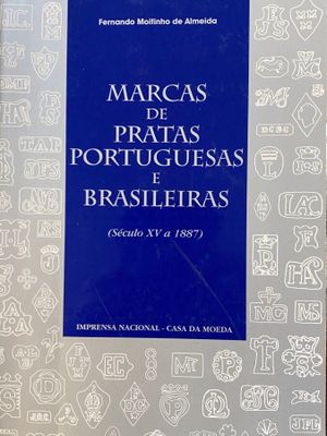 la couverture d'un livre ornée d'un motif bleu et blanc