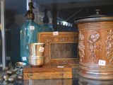 une vitrine en verre contenant de nombreux objets