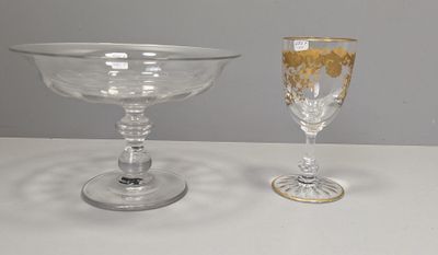 deux verres à vin posés l'un à côté de l'autre sur une table