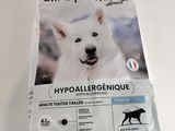 un sac de croquettes posé sur une table