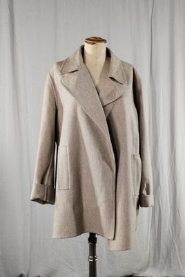 une image d'un manteau sur un support de mannequin