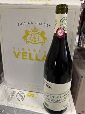 une bouteille de vin posée sur une boîte