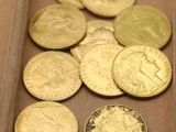 beaucoup de pièces d'or dans une boîte posée sur la table