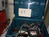 une boîte à outils bleue contenant des outils, posée sur une étagère