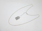 gros plan d'un collier auquel est attachée une étiquette