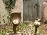 une statue représentant un homme et une femme dans la cour