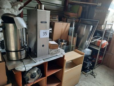 une machine qui est posée sur une étagère dans un garage