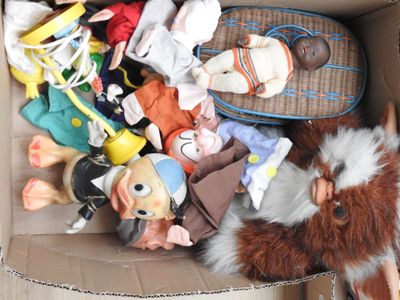 une boîte en carton remplie de peluches et d'autres jouets