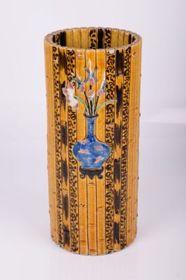 un vase rempli de fleurs posé sur une table