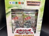 La boîte contient deux cartes et un étui pour le jeu de cartes.